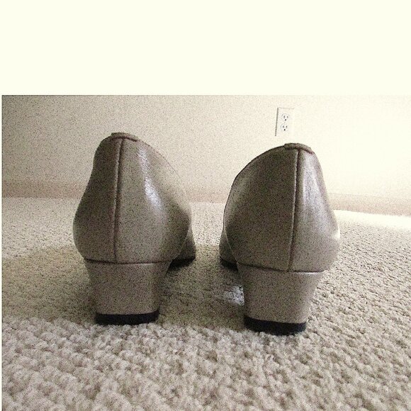 Magdesians Pearlized Taupe Pumps Women's Size 7M - Picture 7 of 9